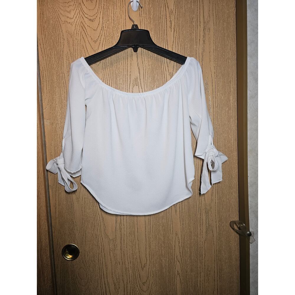 Emory Park small off the shoulder blouse. 3/4 sleeve tie detail.